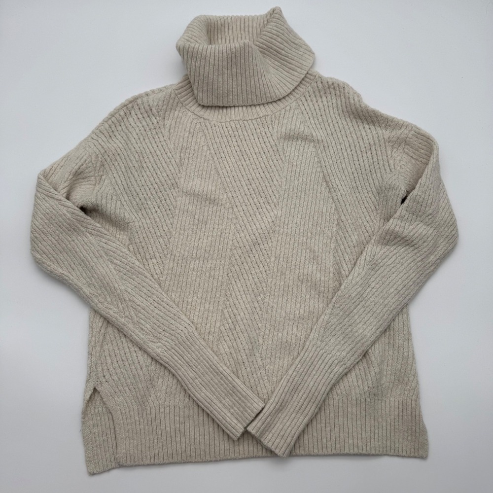 BKE The Buckle Women Oatmeal Beige Textured Chevron Knit Turtleneck Sweater XS‎